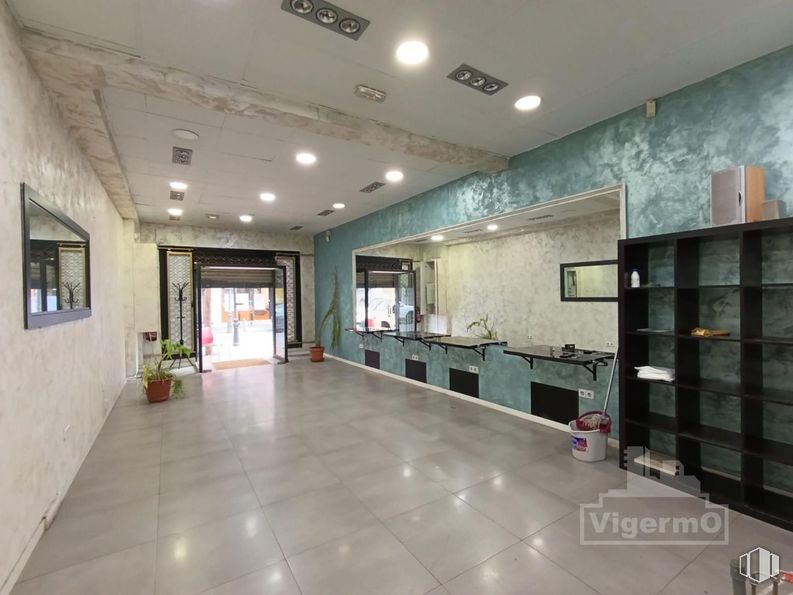 Local en alquiler en Zona Centro, Torrejón de Ardoz, Madrid, 28850 con estantería, edificio, interiorismo, accesorio, suelo, suelos, hall, techo, casa y suelo de baldosas alrededor