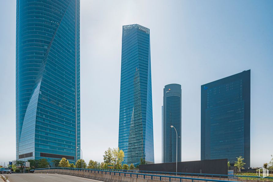 Office for rent at Torre Cristal, Paseo Castellana, 259 C, Fuencarral - El Pardo, Madrid, 28046 with building, skyscraper, property, sky, tower, infrastructure, nature, condominium, urban design and tower block around