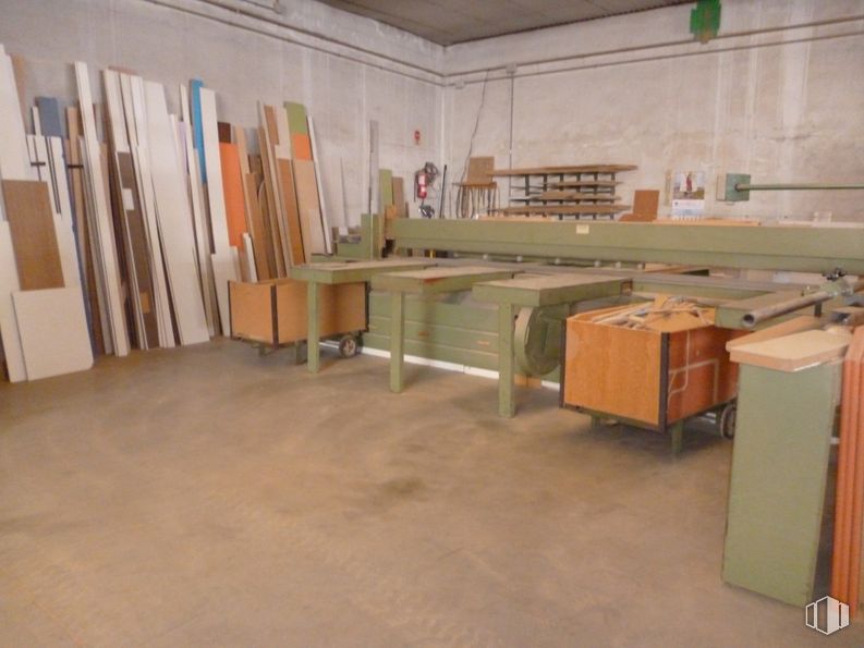 Industrial for rent at Calle Príncipe Juan Carlos, Fuensalida, Toledo, 45510 with table, furniture, wood, flooring, floor, hardwood, building, kitchen, machine and cabinetry around