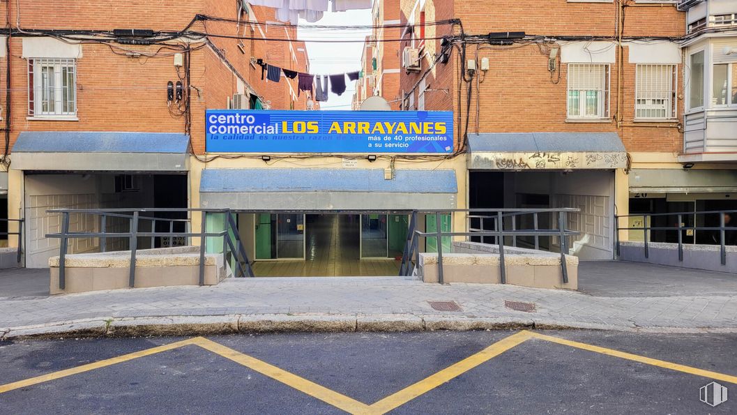 Retail for sale at Calle Francisco Ruíz, Usera, Madrid, 28026 with window, building, infrastructure, urban design, road surface, neighbourhood, residential area, road, facade and asphalt around