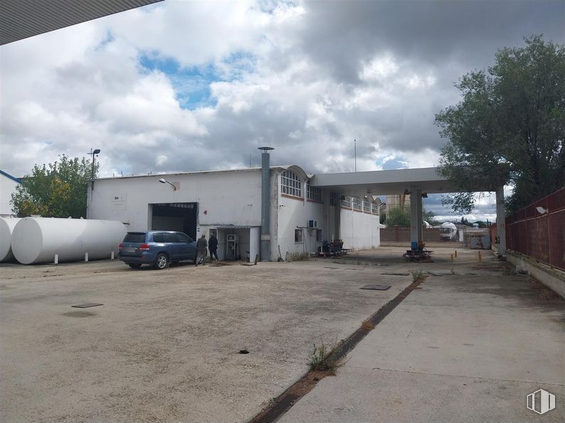 Land for sale at Carretera Daganzo, 17 bis, Alcalá de Henares, Madrid, 28807 with car, cloud, sky, property, tree, land lot, vehicle, asphalt, building and gas around