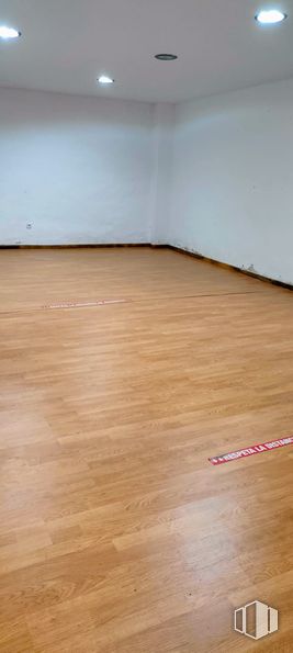 Retail for rent at Calle José del Hierro, 54, Ciudad Lineal, Madrid, 28027 with flooring, floor, wood flooring, wood, laminate flooring, hardwood, wood stain, plank, plywood and varnish around