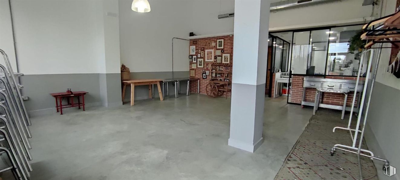 Local en alquiler en Zona Rivas, Rivas-Vaciamadrid, Madrid, 28522 con mesa, mueble, madera, edificio, hall, suelos, madera dura, casa, estantería y evento alrededor