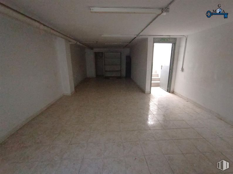 Retail for rent at Calle Miguel de Unamuno, 3, Fuenlabrada, Madrid, 28944 with floor, flooring, tile flooring, hall, building material, tile, daylighting and basement around