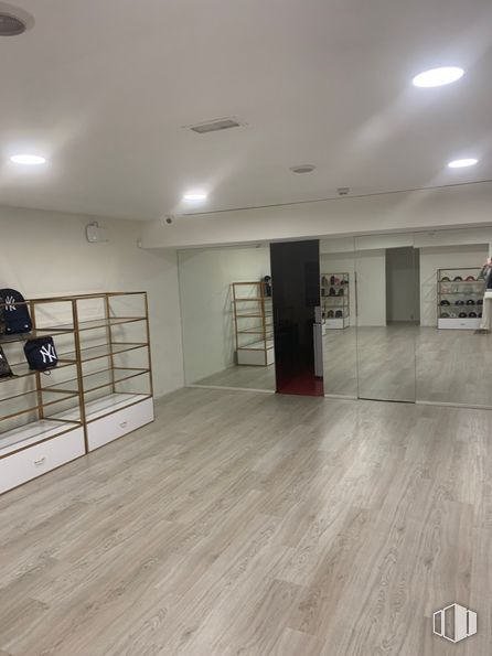 Local en venta en Calle Claudio Coello, Salamanca, Madrid, 28006 con ebanistería, alumbrado, madera, pasillo, suelo, piso, madera, techo, accesorio y tinte para madera alrededor