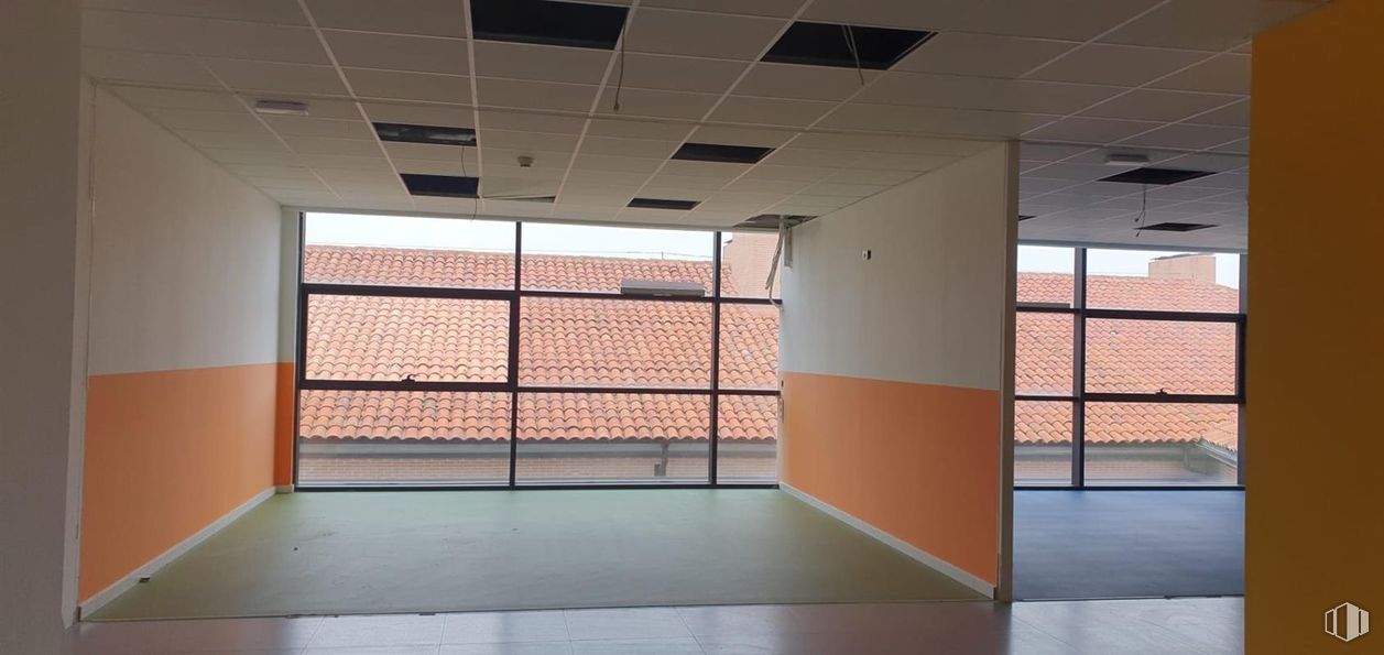 Office for sale at Calle Patrimonio Mundial, Aranjuez, Madrid, 28300 with wall, flooring, floor, orange, composite material, ceiling, glass, daylighting, building material and transparency around