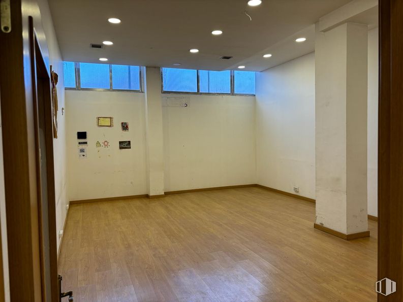 Retail for rent at Avenida Europa, 12, Fuenlabrada, Madrid, 28943 with window, fixture, hall, floor, wood, wall, flooring, art, ceiling and hardwood around