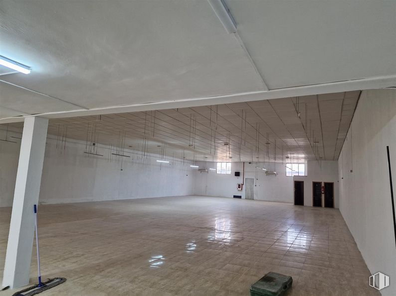 Nave en alquiler en Calle Nogal, 6, Algete, Madrid, 28110 con madera, hall, sombra, suelo, suelos, pared, accesorio, madera dura, material compuesto y espacio alrededor