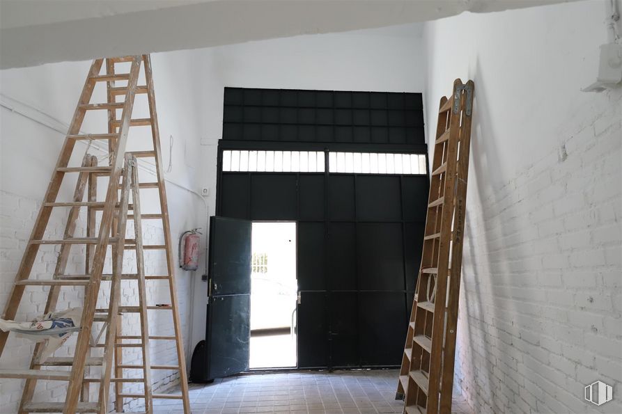 Nave en alquiler en Calle Garci-Nuño, 35, Tetuán, Madrid, 28029 con escalera, puerta, madera, interiorismo, suelo, suelos, accesorio, techo, material compuesto y sombra alrededor