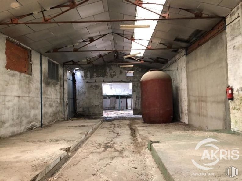 Industrial for sale at Carretera Ocaña, Noblejas, Toledo, 45350 with property, window, wood, floor, building, fixture, flooring, door, ceiling and brick around