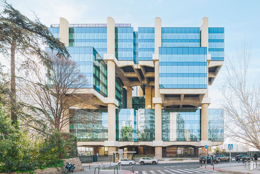 Oficina en alquiler en Edificio Los Cubos, Calle Albacete, 5, Ciudad Lineal, Madrid, 28027 con edificio, cielo, planta, durante el día, infraestructura, rueda, diseño urbano, bloque de pisos, condominio y árbol alrededor