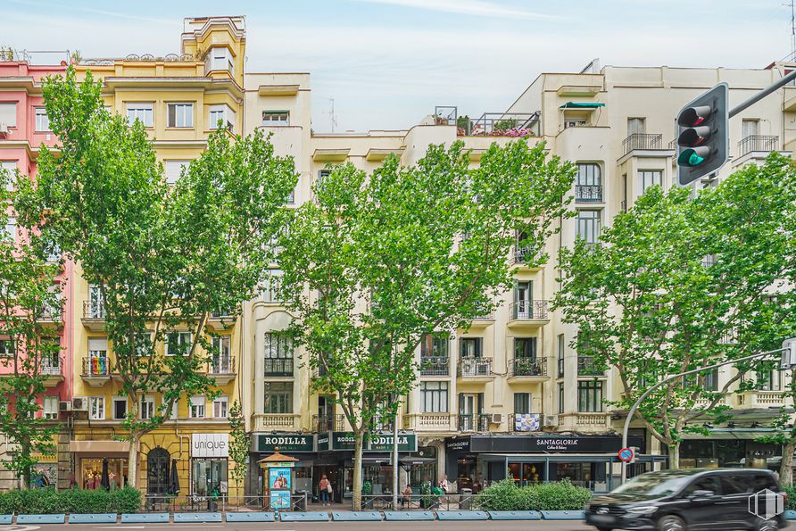 Retail for rent at Calle Princesa, 76, Chamberí, Madrid, 28008 with car, building, sky, daytime, tire, property, wheel, window, architecture and urban design around