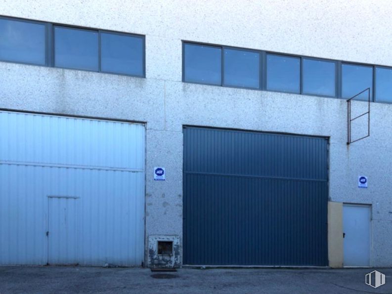 Nave en venta en Polígono Industrial Ajalvir, Ajalvir, Madrid, 28864 con puerta, ventana, edificio, rectángulo, sombra, superficie de la carretera, accesorio, ladrillo, asfalto y fachada alrededor