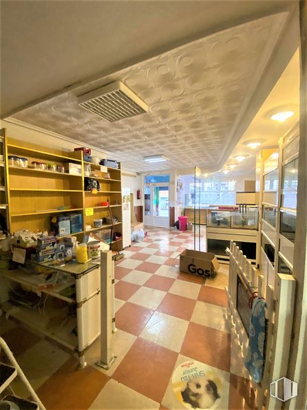 Retail for sale & for rent at Zona Centro, Azuqueca de Henares, Guadalajara, 19200 with table, bookcase, shelf, shelving, wood, architecture, interior design, flooring, building and publication around