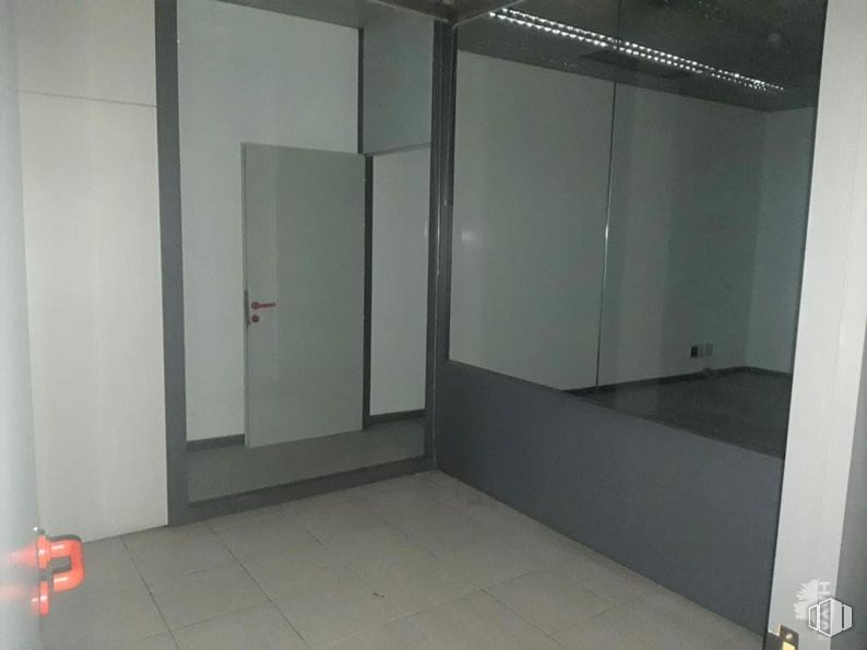 Local en venta en Calle Santa Teresa, Arganda del Rey, Madrid, 28500 con accesorio, suelo, suelos, exterior del automóvil, material compuesto, edificio, gas, madera, vidrio y aluminio alrededor