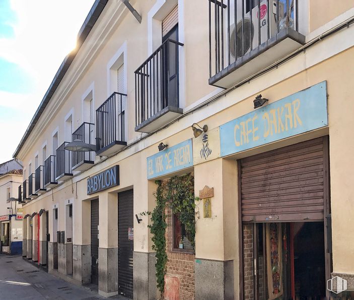 Local en alquiler y venta en Calle Real, 19, Pinto, Madrid, 28320 con edificio, ventana, planta, cielo, nube, puerta, barrio, fachada, bienes raíces y carretera alrededor