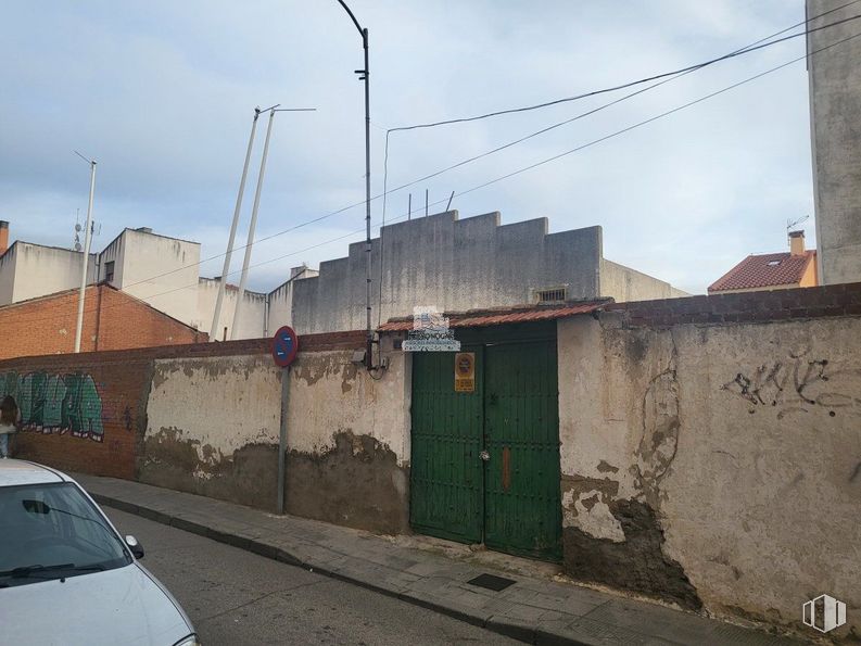 Land for sale at Zona centro, Mejorada del Campo, Madrid, 28840 with car, door, sky, cloud, vehicle, building, street light, asphalt, road surface and automotive lighting around