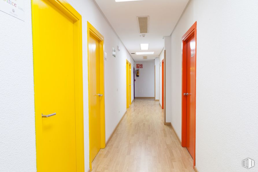 Oficina en alquiler en Avenida de Madrid, 48, Alcalá de Henares, Madrid, 28802 con mediante, edificio, accesorio, naranja, madera, amarillo, suelo, piso, pared y casa alrededor