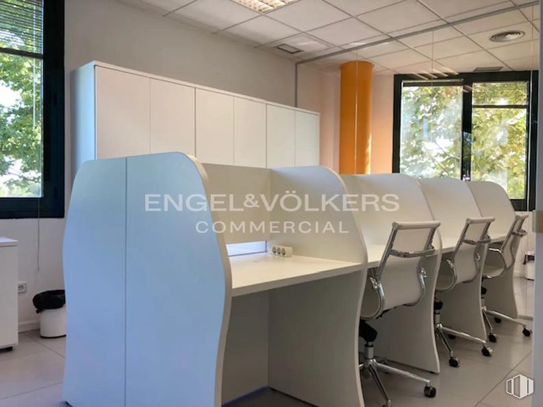 Office for rent at Calle Cólquide, Las Rozas de Madrid, Madrid, 28230 with chair, table, furniture, office chair, desk, fixture, building, window, computer desk and floor around