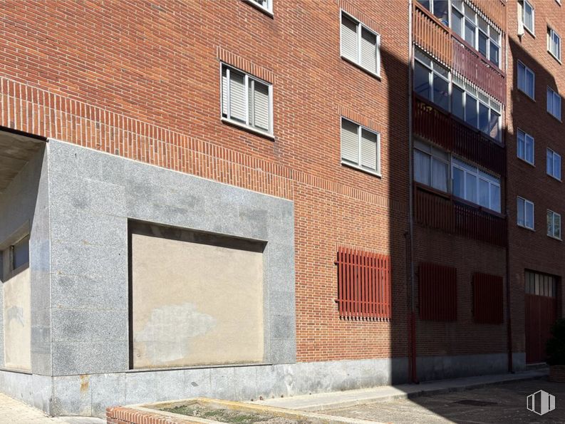 Retail for sale & for rent at Calle Hornos Caleros, Ávila, 05001 with window, building, brickwork, brick, wood, urban design, fixture, condominium, residential area and facade around