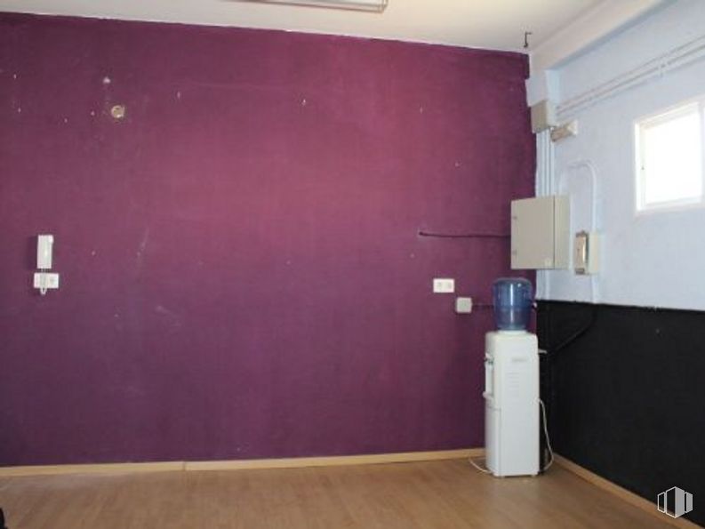 Industrial for sale at Calle Príncipe de Asturias, Villarejo de Salvanés, Madrid, 28590 with window, property, building, purple, wood, fixture, paint, interior design, flooring and floor around