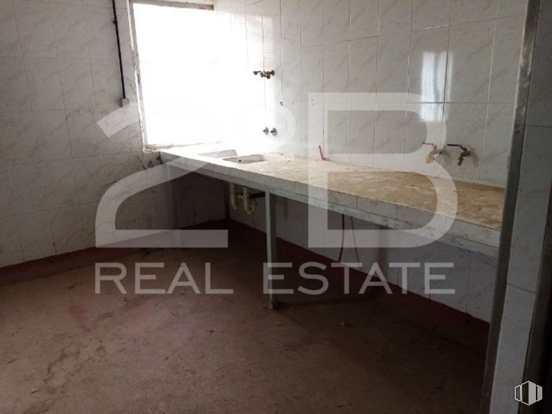 Industrial for sale at Casco urbano, La Puebla de Almoradiel, Toledo, 45840 with countertop, window, furniture, flooring, floor, wood, fixture, rectangle, composite material and table around