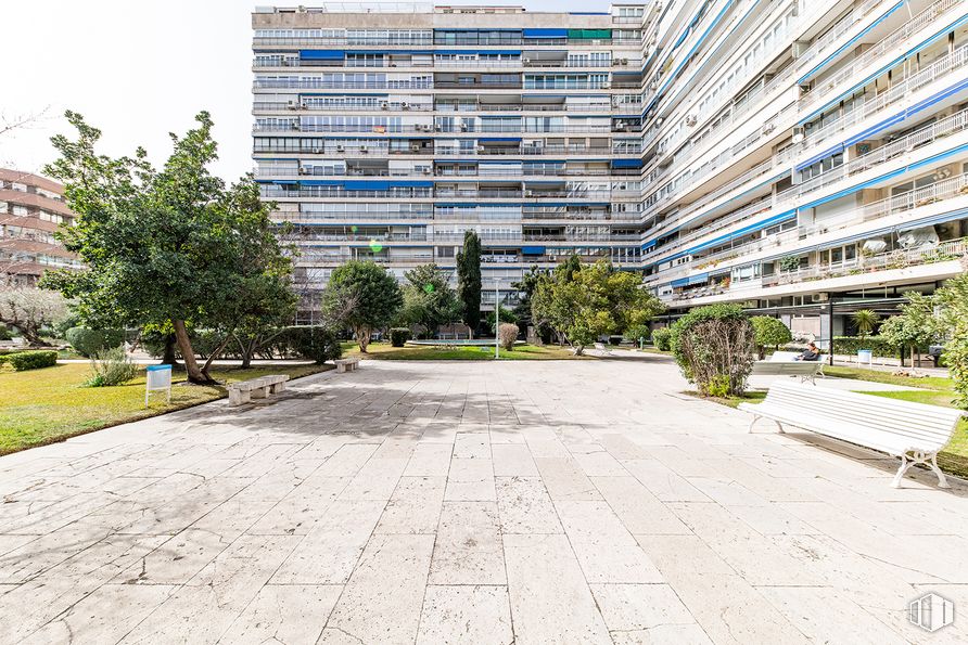 Oficina en venta en Calle Maestro Ángel Llorca, Chamberí, Madrid, 28003 con edificio, mesa de trabajo, planta, árbol, diseño urbano, bloque de torres, cielo, superficie de la carretera, condominio y ventana alrededor