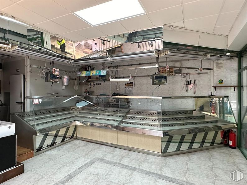 Local en alquiler y venta en Galería Comercial Zoco, Calle Tamarindo, 13, Móstoles, Madrid, 28935 con lámpara, alumbrado, edificio, interiorismo, suelos, suelo, escaleras, máquina, ingeniería y metal alrededor