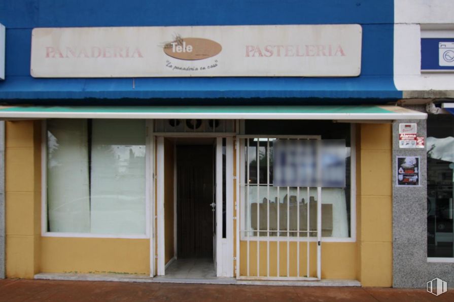 Local en alquiler en Calle Miguel Cervantes, 5, Cabanillas del Campo, Guadalajara, 19001 con puerta, ventana, accesorio, fuente, fachada, madera, edificio, toldo, señalización y publicidad alrededor