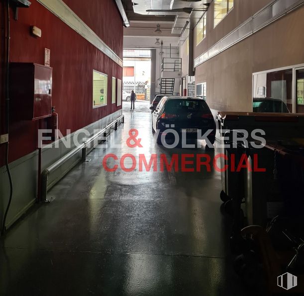 Industrial for sale & for rent at Calle Conde de Vilches, Salamanca, Madrid, 28028 with car, tire, automotive tire, automotive lighting, vehicle, motor vehicle, wheel, building, interior design and automotive design around