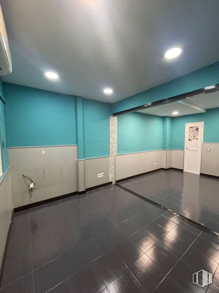 Retail for rent at Camino Cruces, Aranjuez, Madrid, 28300 with door, fixture, building, interior design, flooring, floor, wood, shade, glass and house around