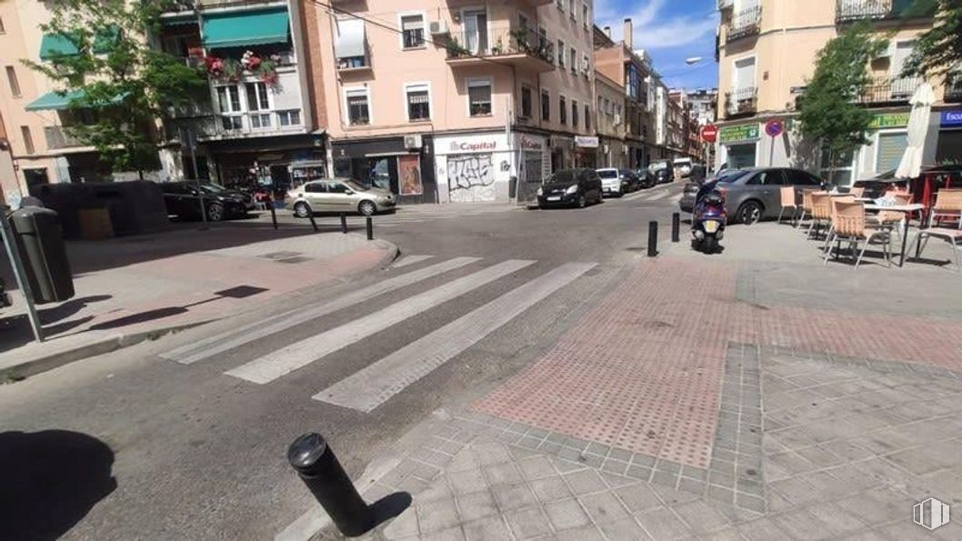 Retail for sale & for rent at Zona Comillas, Carabanchel, Madrid, 28019 with building, wheel, car, window, tire, vehicle, road surface, infrastructure, asphalt and urban design around