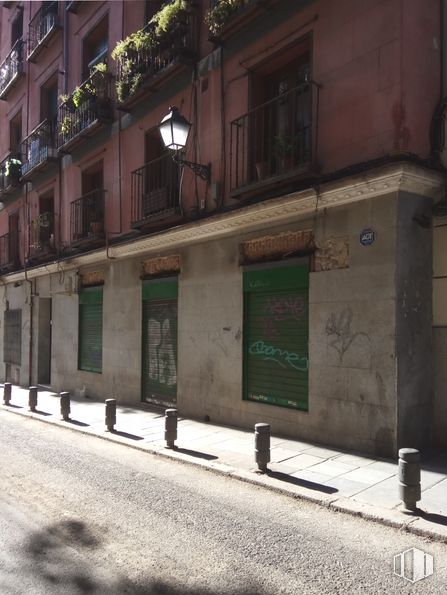 Retail for sale at Calle Humilladero, 30, Centro, Madrid, 28005 with building, window, road surface, door, wood, house, facade, tints and shades, urban design and road around