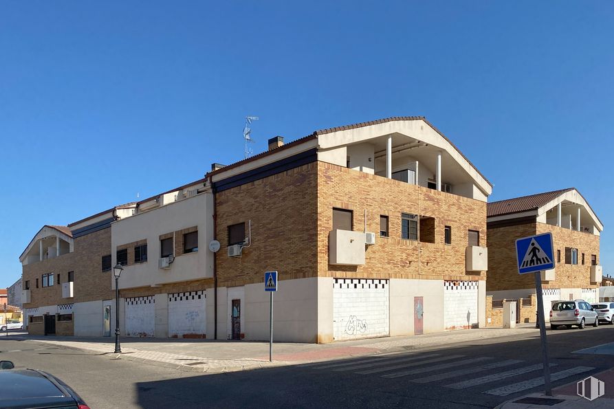 Retail for sale & for rent at Calle Dalí, 1, Ugena, Toledo, 45217 with sky, window, property, building, fixture, residential area, neighbourhood, vehicle, urban design and real estate around