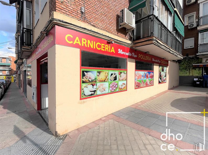 Retail for rent at Calle San Braulio, 3, Carabanchel, Madrid, 28019 with building, window, infrastructure, road surface, wall, sidewalk, facade, urban design, city and road around