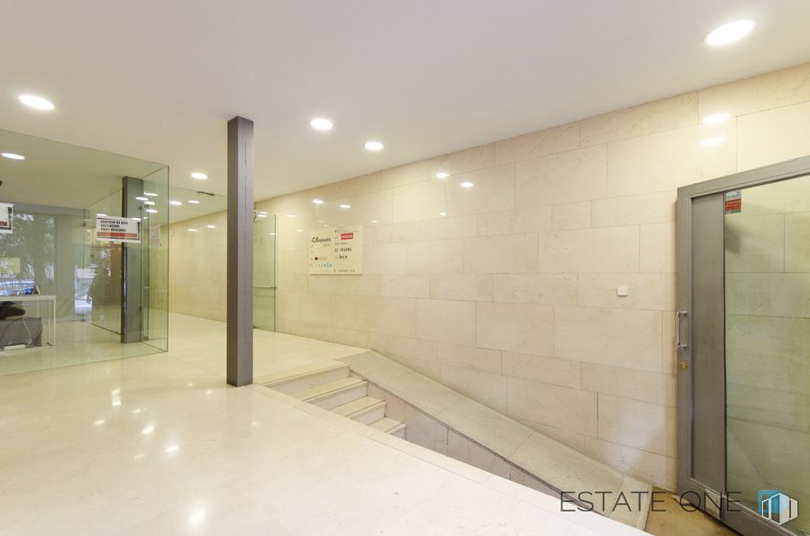 Office for rent at Calle General Oraá, Salamanca, Madrid, 28006 with fixture, flooring, floor, tile flooring, composite material, glass, ceiling, space, door and building around