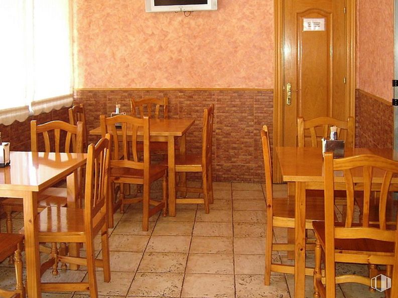 Retail for sale at Calle Encarnación, Ávila, 05005 with chair, table, furniture, wood, building, wood stain, door, flooring, floor and varnish around