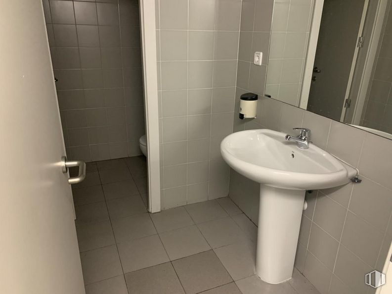 Retail for sale at Plaza Sierra de Ayllón, Villa de Vallecas, Madrid, 28031 with sink, tap, property, plumbing fixture, bathroom sink, bathroom, fixture, purple, fluid and floor around