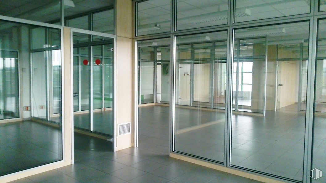 Office for rent at Las Gavias Business Center, Zona Chorillo, Alcalá de Henares, Madrid, 28806 with door, building, fixture, window, automotive exterior, floor, vehicle door, composite material, flooring and building material around