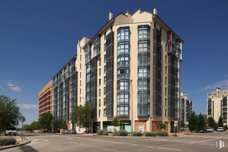 Local en alquiler en Calle la Escuela de Vallecas, 12, Villa de Vallecas, Madrid, 28031 con edificio, cielo, nube, luz de la calle, ventana, bloque de torre, diseño urbano, árbol, condominio y casa alrededor