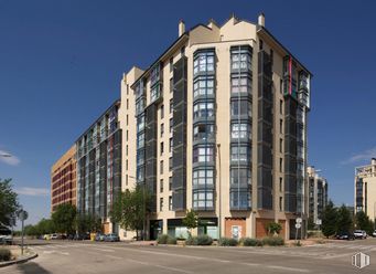 Local en alquiler en Calle la Escuela de Vallecas, 12, Villa de Vallecas, Madrid, 28031 con edificio, cielo, nube, luz de la calle, ventana, bloque de torre, diseño urbano, árbol, condominio y casa alrededor