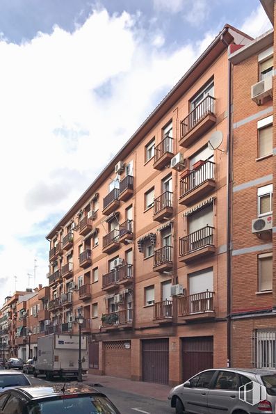 Local en alquiler y venta en Calle Guadalajara, 13, Móstoles, Madrid, 28938 con coche, edificio, ventana, camión, nube, neumático, rueda, vehículo terrestre, cielo y propiedad alrededor