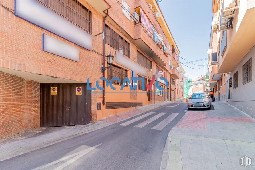 Oficina en alquiler y venta en Zona Centro, Galapagar, Madrid, 28260 con coche, edificio, ventana, superficie de la carretera, asfalto, rueda, vehículo, neumático, cielo y barrio alrededor