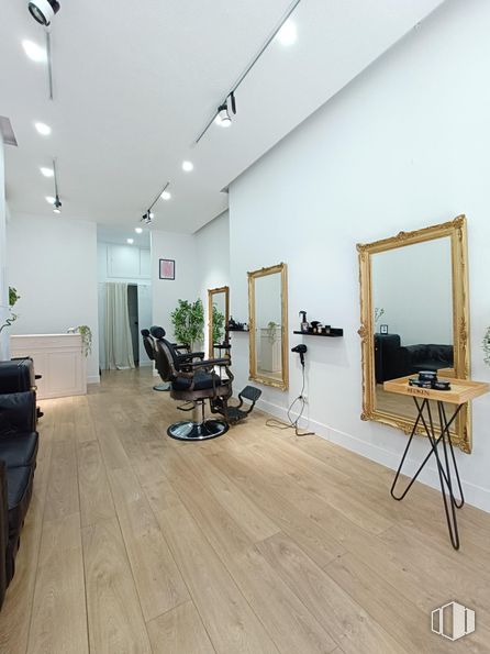 Retail for rent at Calle Blasco de Garay, Chamberí, Madrid, 28015 with mirror, table, furniture, flooring, floor, wood flooring, chair, laminate flooring, hardwood and tile flooring around