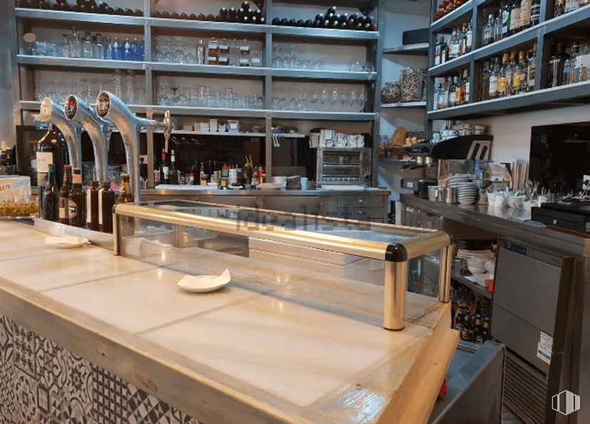 Retail for rent at Calle del Marqués de Cubas, 16, , Centro, Madrid, 28014 with building, property, furniture, shelf, product, countertop, wood, barware, interior design and architecture around