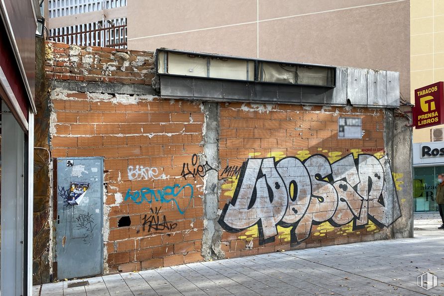 Local en venta en Calle Venezuela, 1, Coslada, Madrid, 28823 con puerta, día, infraestructura, pintura, albañilería, superficie de carretera, ladrillo, escritura a mano, arte y asfalto alrededor