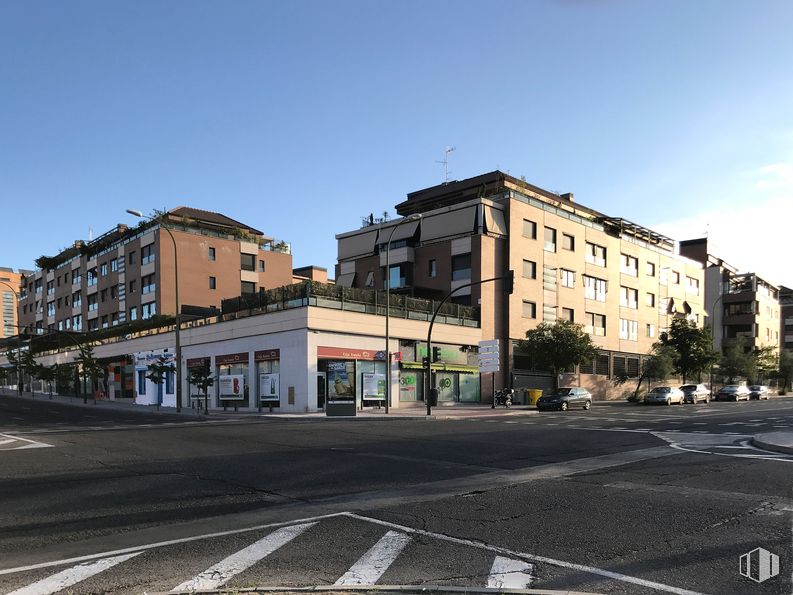 Local en venta en Avenida Monasterio de Silos, 36, Fuencarral - El Pardo, Madrid, 28034 con edificio, cielo, ventana, superficie de la carretera, asfalto, nube, diseño urbano, barrio, vía pública y zona residencial alrededor