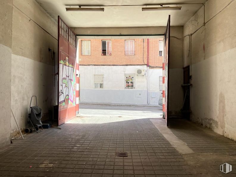 Nave en alquiler en Calle Sierra de Los Filabres, Puente de Vallecas, Madrid, 28038 con equipaje y bolsos, ventana, accesorio, suelo, piso, edificio, casa, arte, ladrillo y puerta alrededor