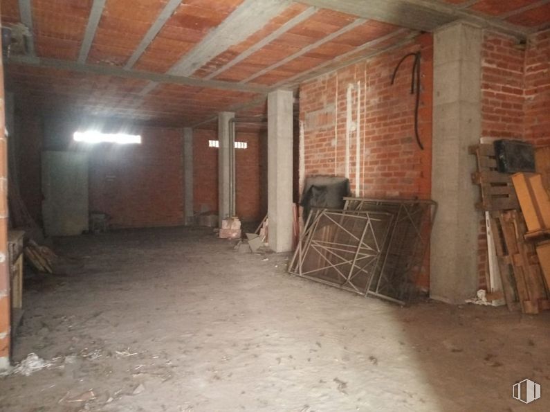 Retail for sale at Calle Nueva, 26, Cuéllar, Segovia, 40200 with luggage & bags, building, house, wood, flooring, floor, brickwork, hall, brick and building material around