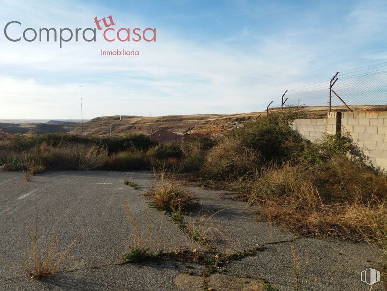 Nave en venta en Polígono Industrial Cerro, Segovia, 40006 con nube, cielo, planta, ecorregión, paisaje natural, lote de terreno, paisaje, hierba, pendiente y pradera alrededor